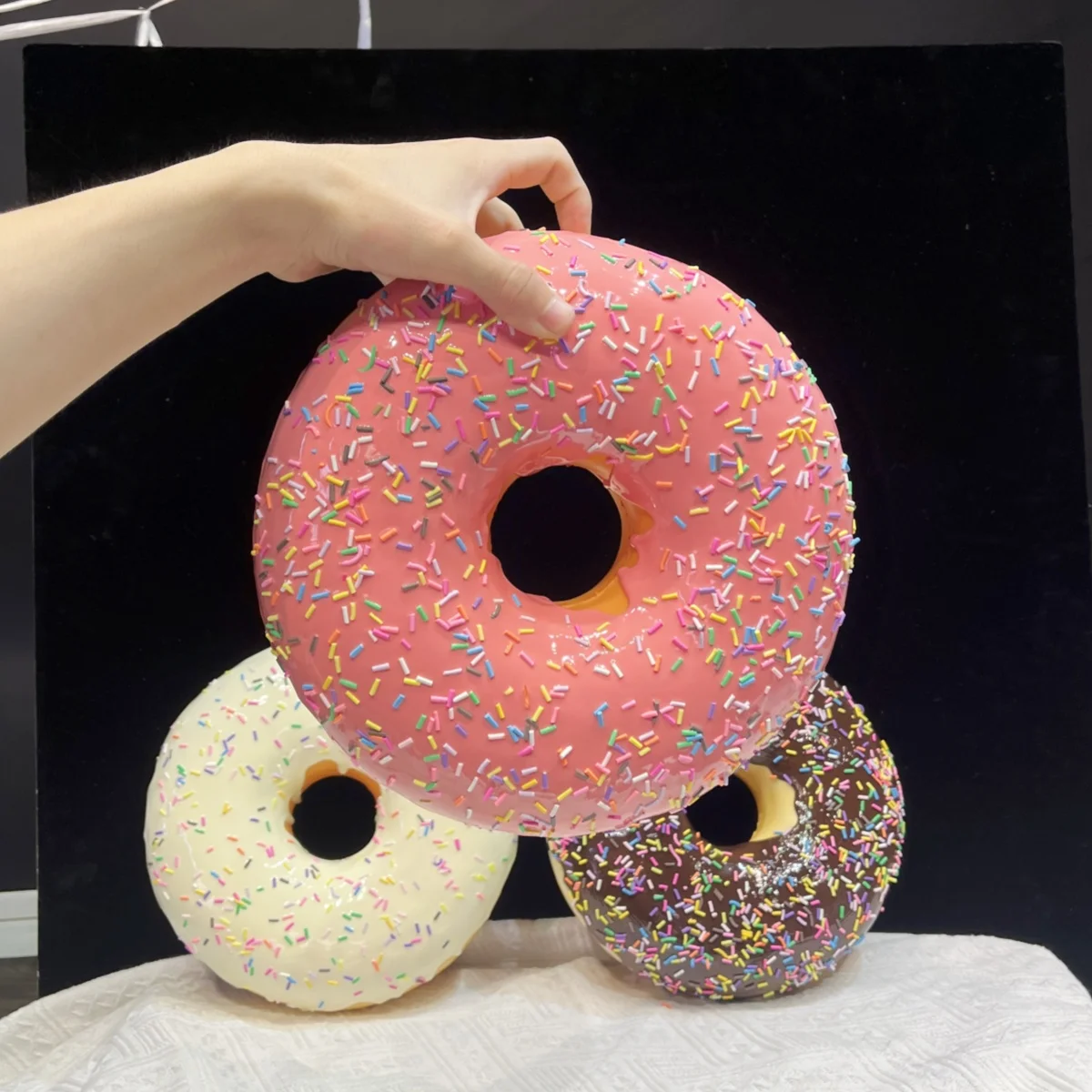 

Суперразмерный имитационный пончик с моделью сахарной иглы, реалистичное украшение из сахарной иглы с глазурью, реквизит для съемки