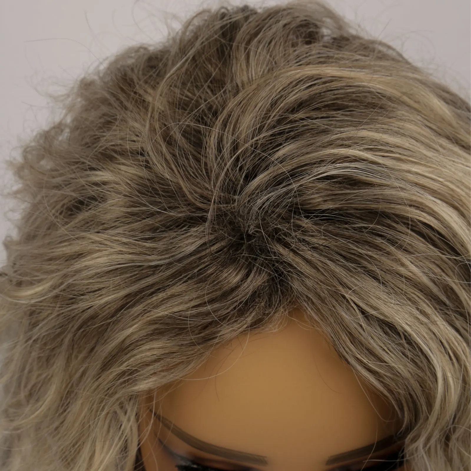 Ombre Ash Blonde Long Water Wave Natural Looking Dark Roots Syntetyczne peruki dla kobiet 80s Halloween Carnival Party Peruka 28 cali