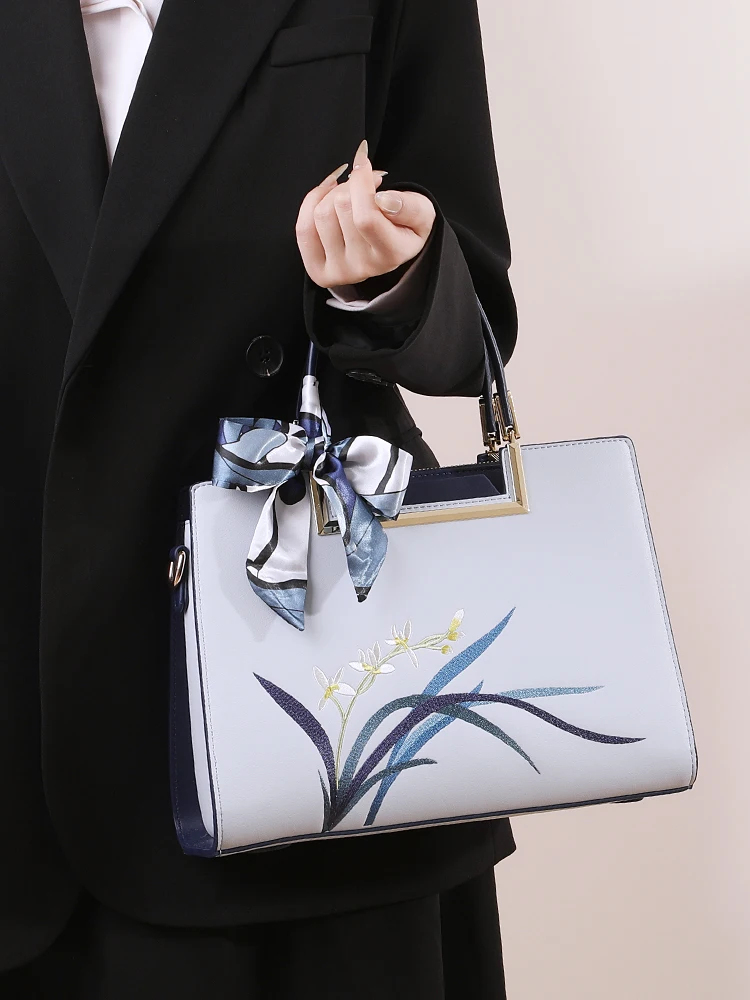 

2025 New Embroidered Women's Bag Atmosphere Middle-aged Mother's Bag High-end Sense Handbag Shoulder bags