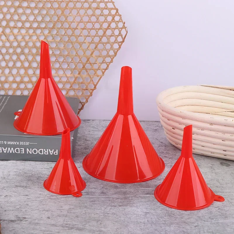 

Необходимый набор пластиковых воронок для обслуживания автомобилей и использования на кухне