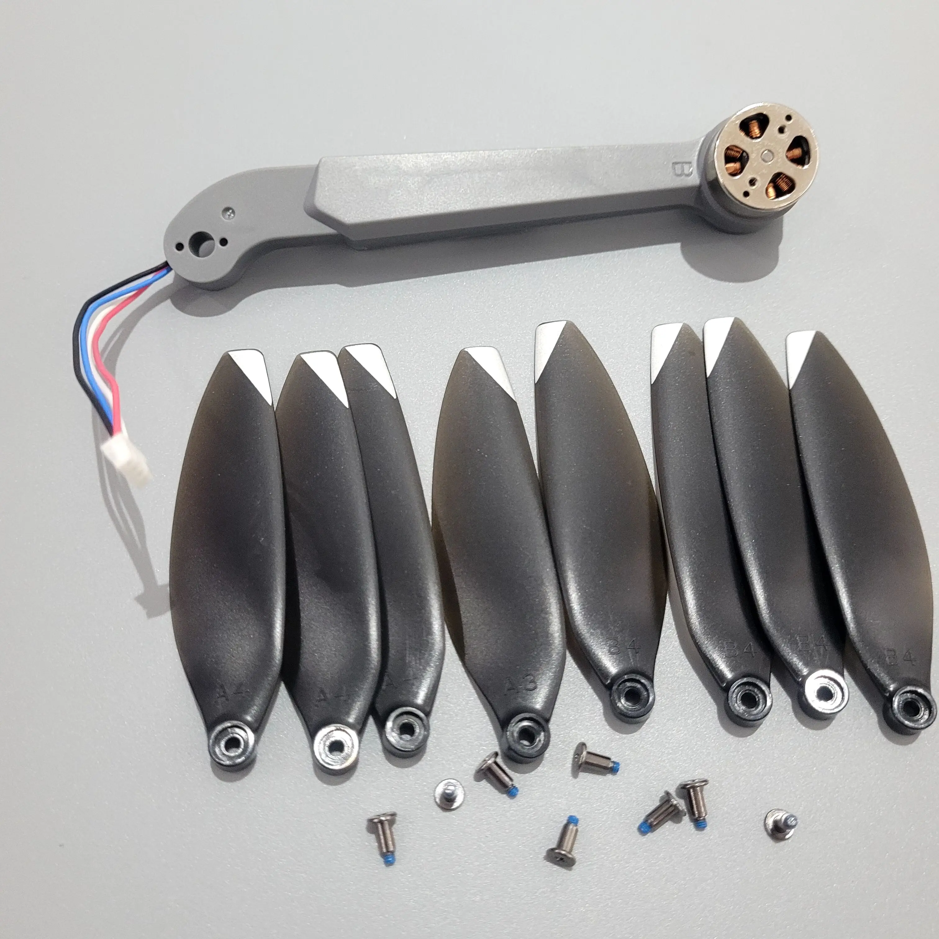 

Задний рычаг двигателя B с оригинальными лопастями пропеллера 8 шт. для K19 MAX GPS Drone Quadcopter, аксессуар