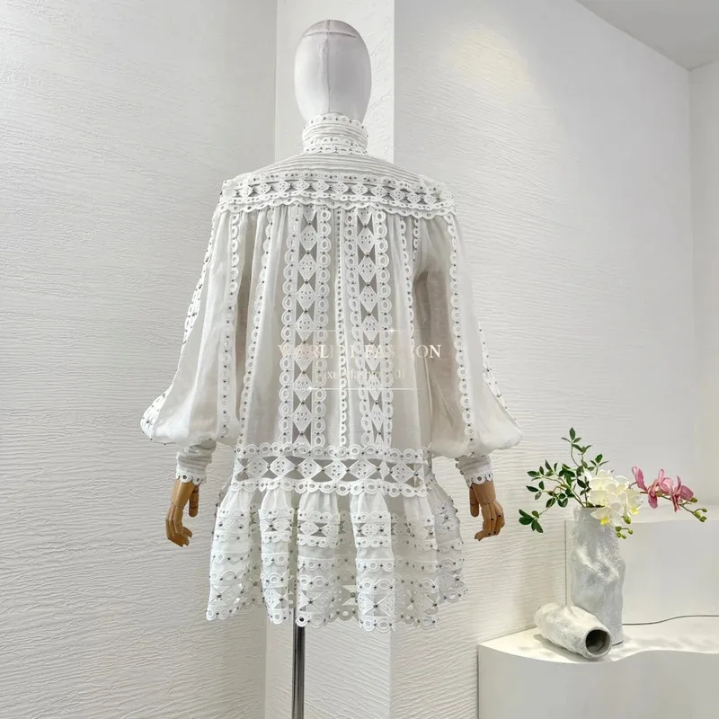 Damesjurken Witte mini-jurk met lange mouwen en borduursel en kralen uitgesneden