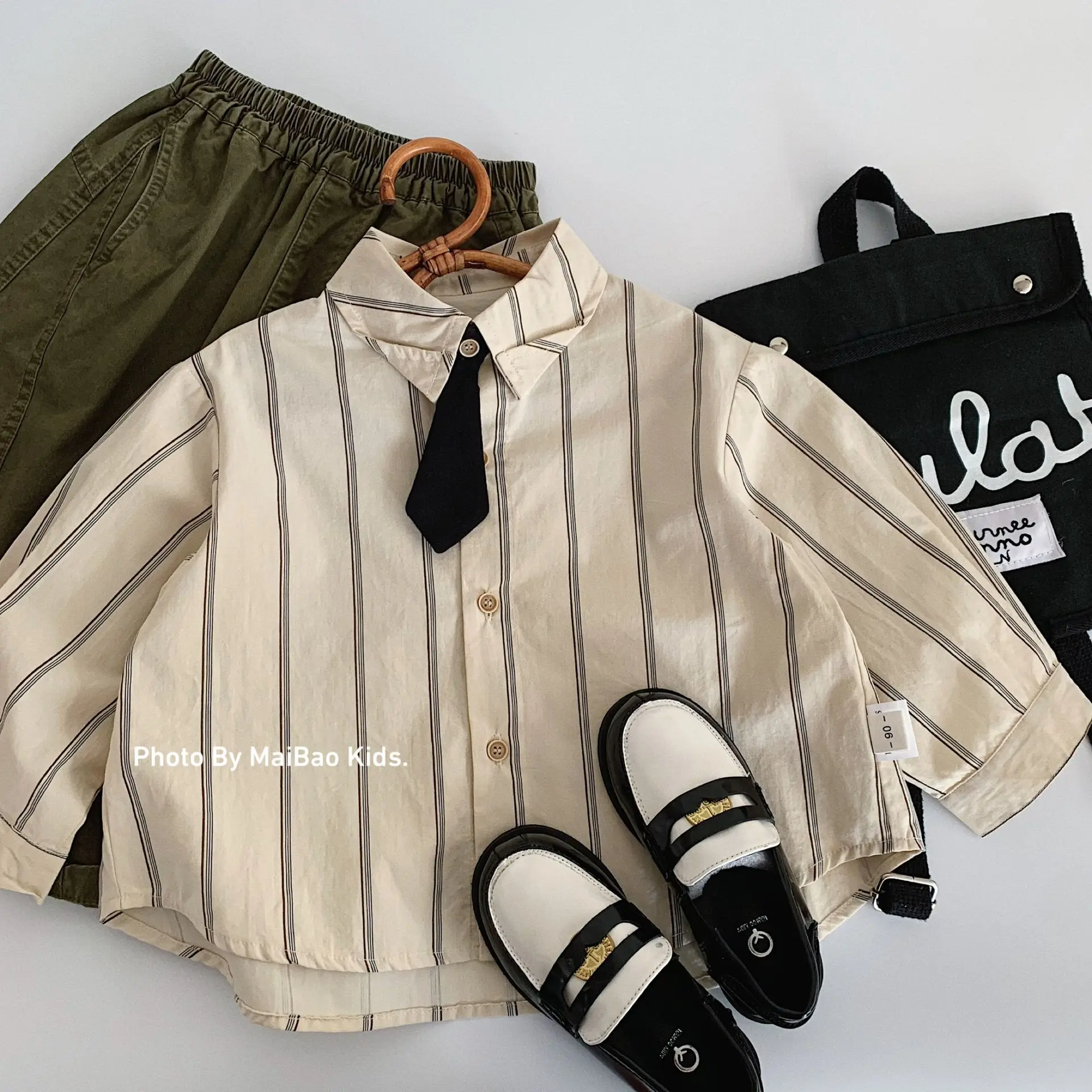 Ropa Infantil para Niños, Camisa de Manga Larga Versátil y Casual a la Moda, Otoño 2026, Nueva Camisa Elegante con Rayas Verticales y Corbata para Niños