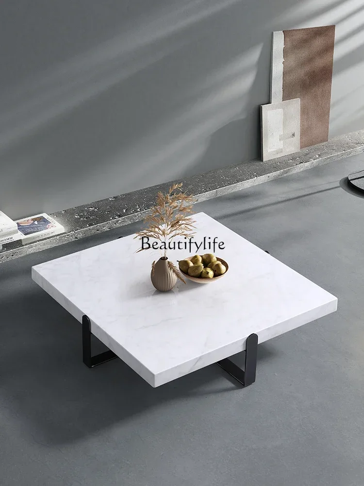 غرفة معيشة إيطالية فاخرة وبسيطة وطاولة قهوة رخامية مربعة الشكل على الطراز الفرنسي