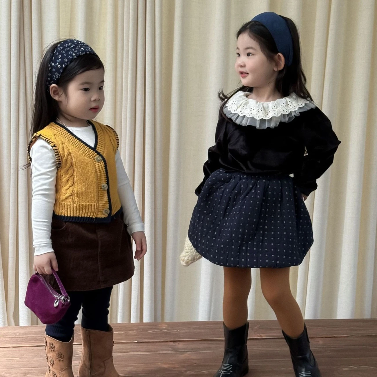 

Костюм для девочек, осень 2024, новая детская одежда, хлопковый жилет в стиле ретро для девочек, нижняя рубашка, вельветовая юбка, комплект из трех предметов