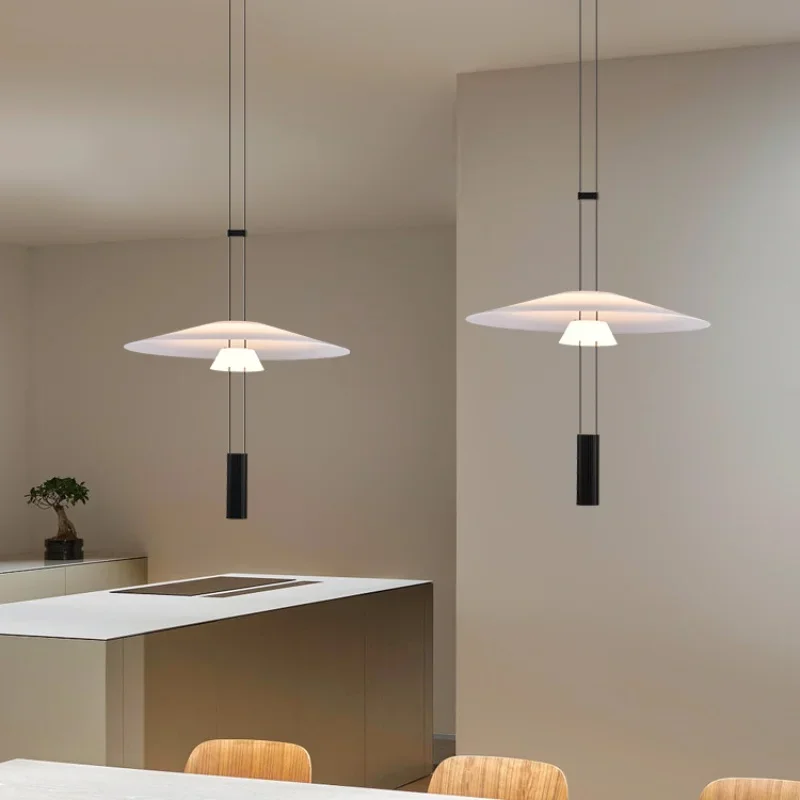 Lampe suspendue circulaire minimaliste au design moderne, luminaire décoratif d'intérieur, idéal pour un salon, une salle à manger, un bar ou une table à manger