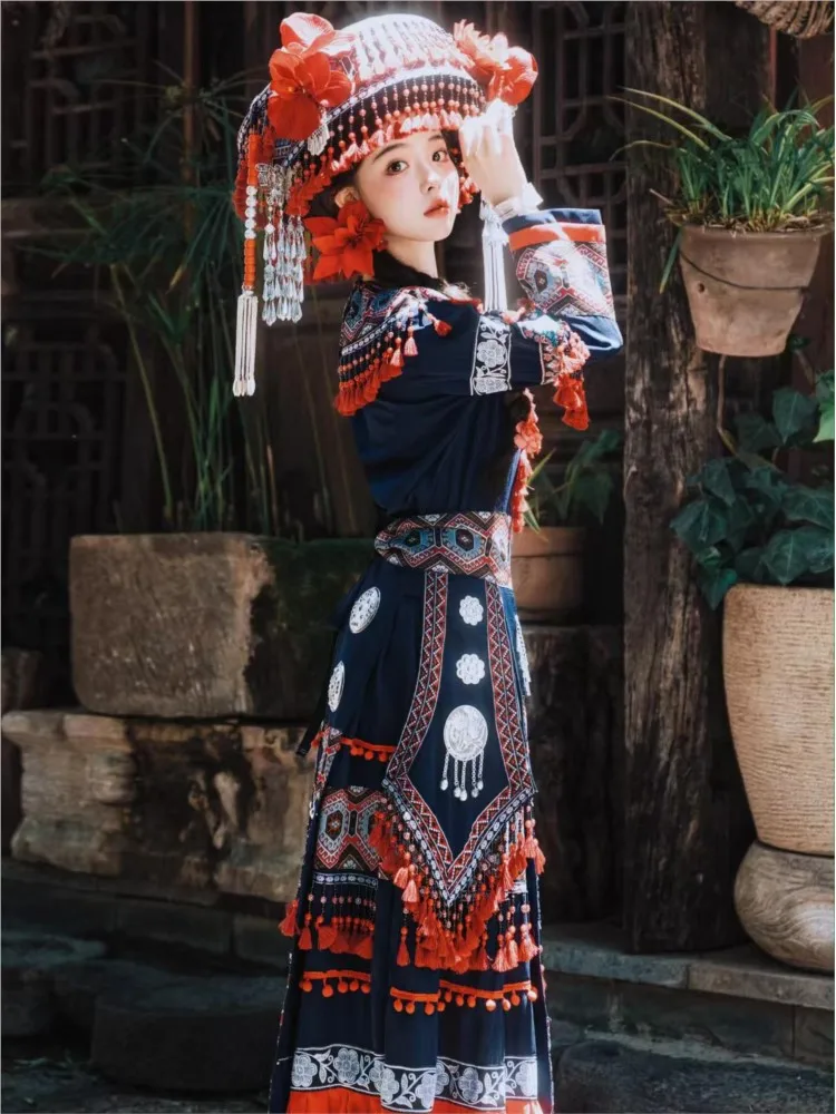 Um conjunto completo de fantasias fotográficas para performance em estilo étnico, incluindo flor-Yao étnico, como chapéus e