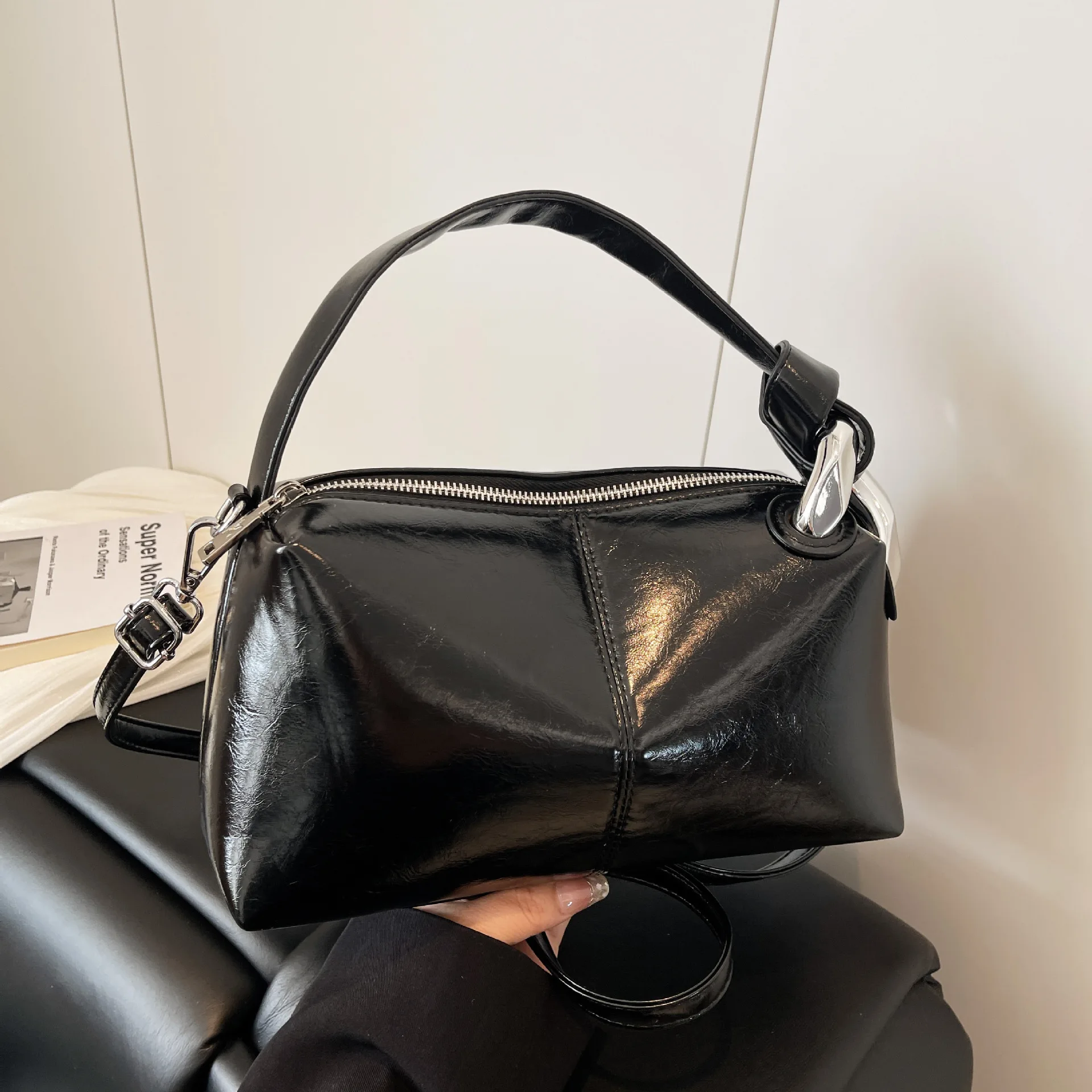 Vintage kussentas 2025, luxe portemonnee met handvat aan de bovenkant voor dames, ruime schouder crossbody, niche dag tot nacht draagtas, getextureerde sling