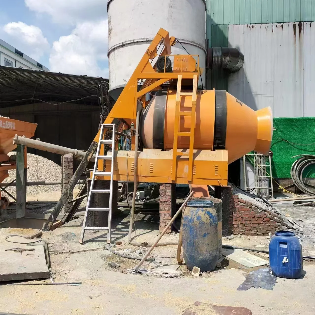 

Mobile Wet Mix Concrete Batching Plant with Compact Design and Efficient Mixing System Provides Construction Sites With