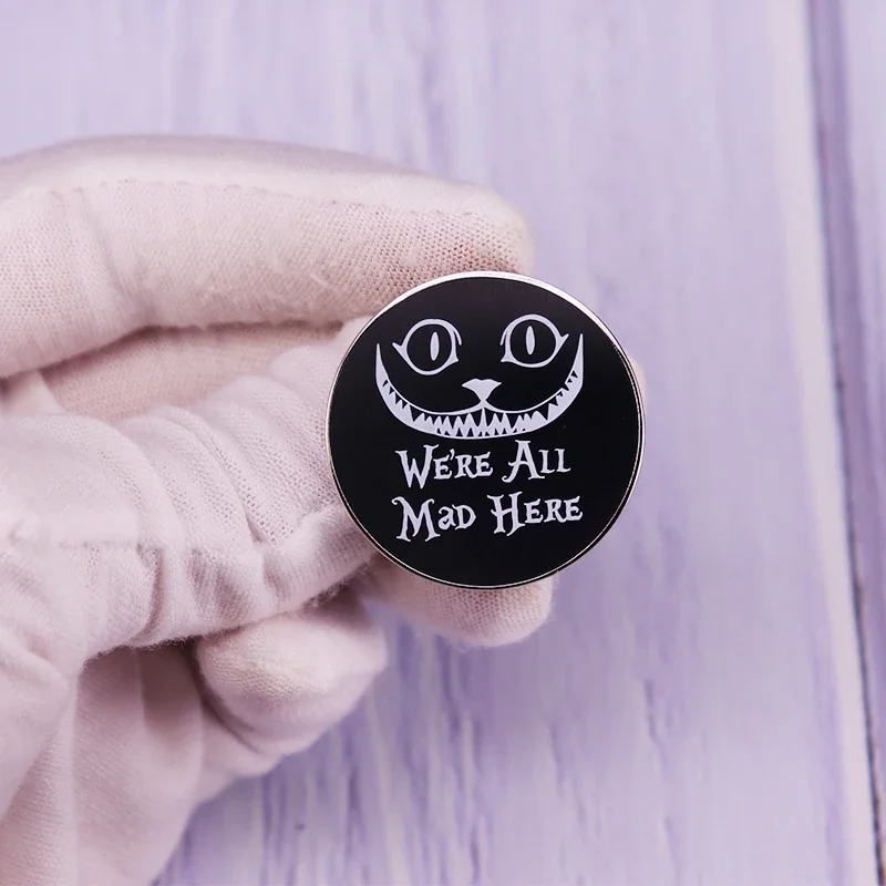 Insignia de botón Pin de Alice in Wonderland Chesire Cat "We're All Mad Here"