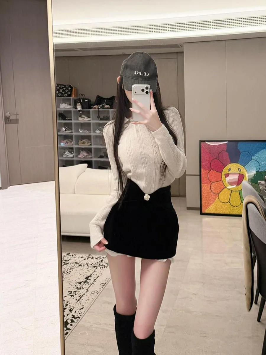 

Элегантный комплект из двух предметов: приталенный вязаный свитер с воротником и юбка с высокой талией. Модный женский комплект Весна 2026.