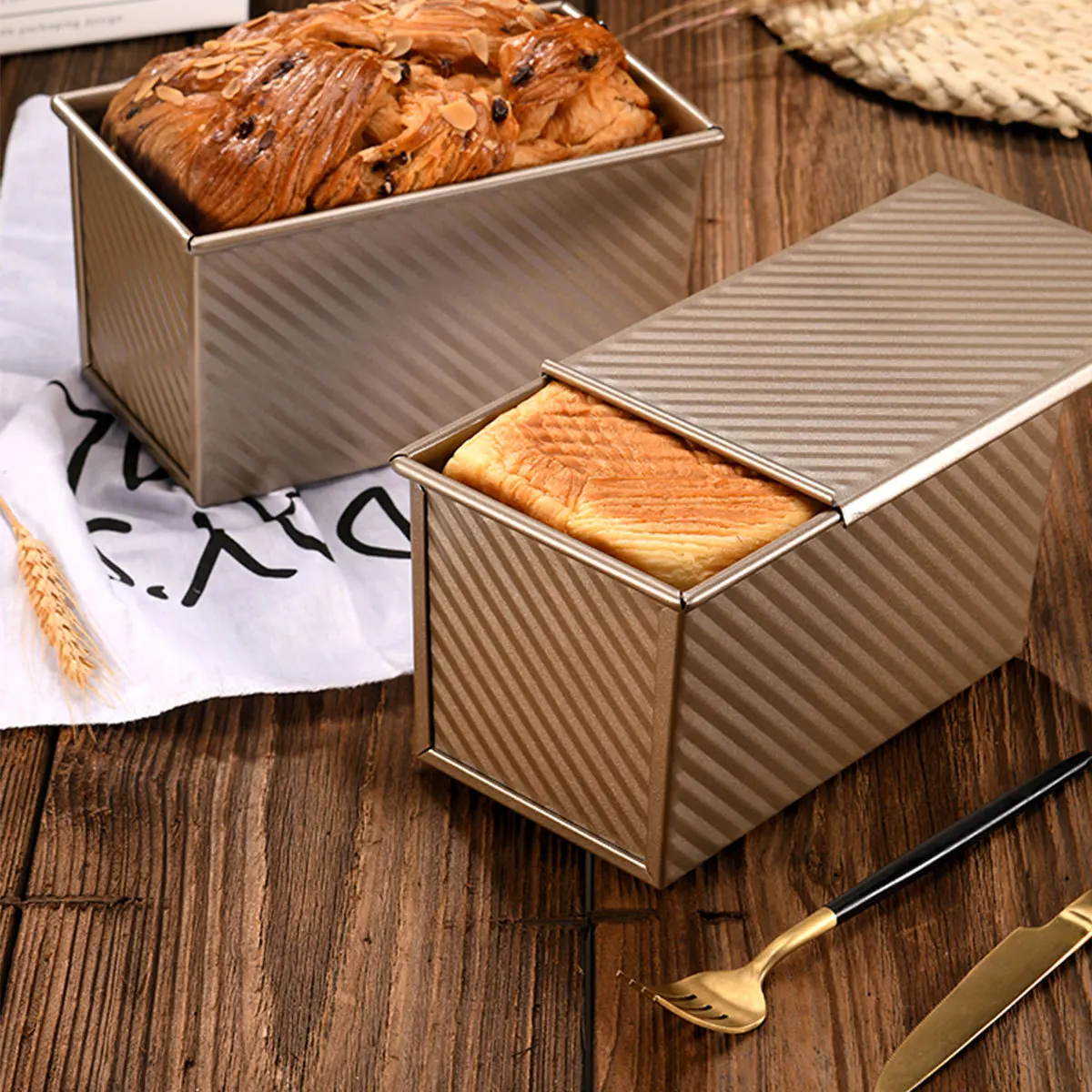 

Loaf Pan With Lid Non-Stick Bakeware Toast Mold Gold Finish Heavy Aluminized Steel Bread Pan Home Baking Gift Kitchen Barware