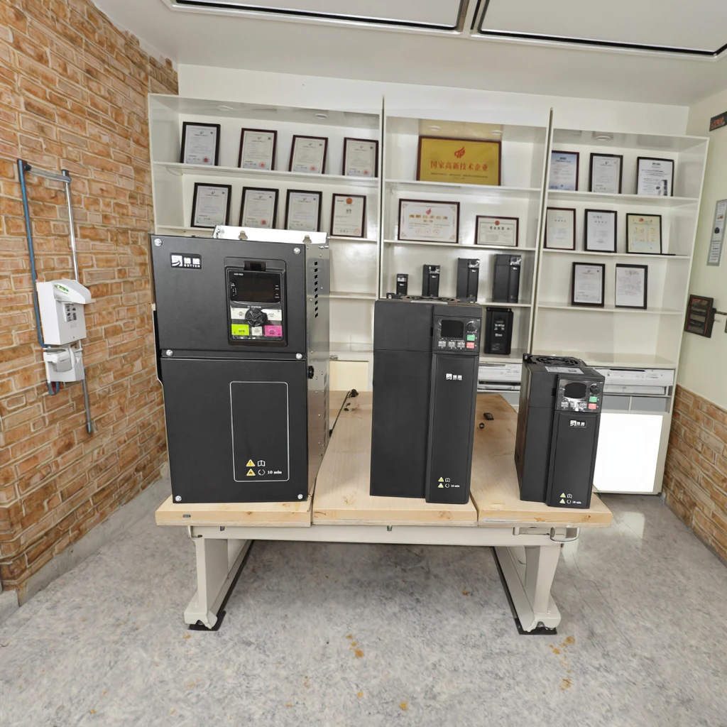 Dispositivo di controllo della frequenza del regolatore di velocità del motore VFD trifase da 22 kW con design di dissipazione del calore Compressore di tensione nominale 380 V