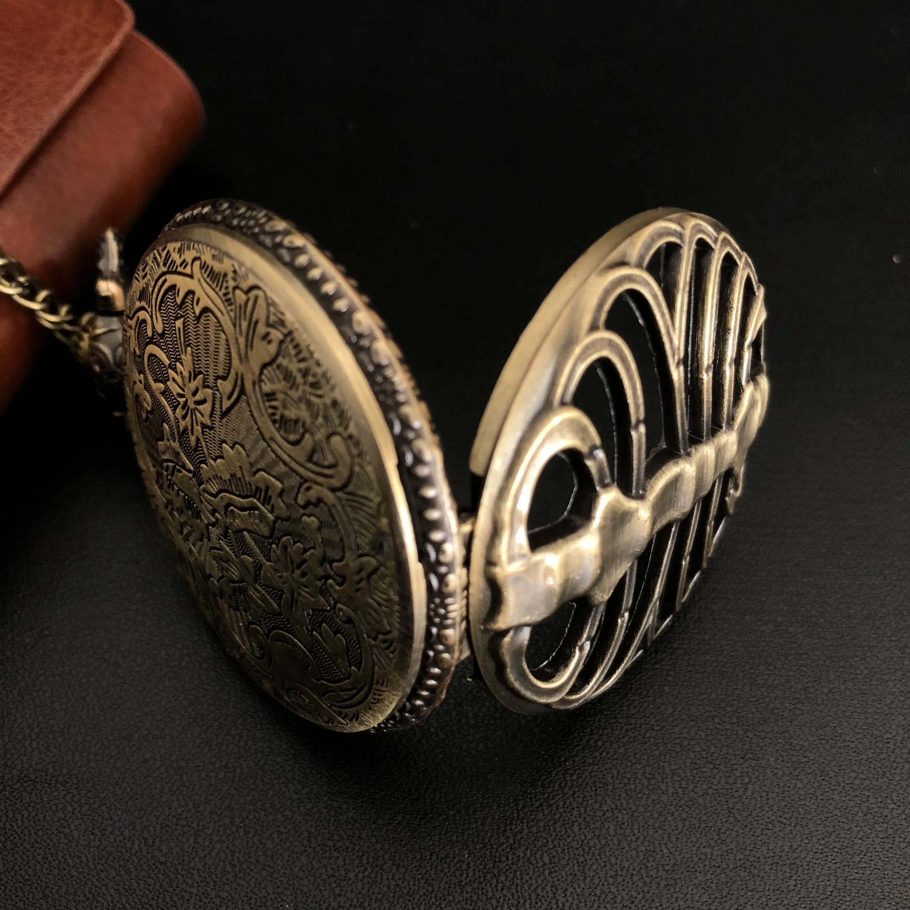 Exquisite Hollow Skeleton Design Quartz Pocket Watch Necklace Pendant Gifts for Man with Fob Chain Halloween Christmas Gift