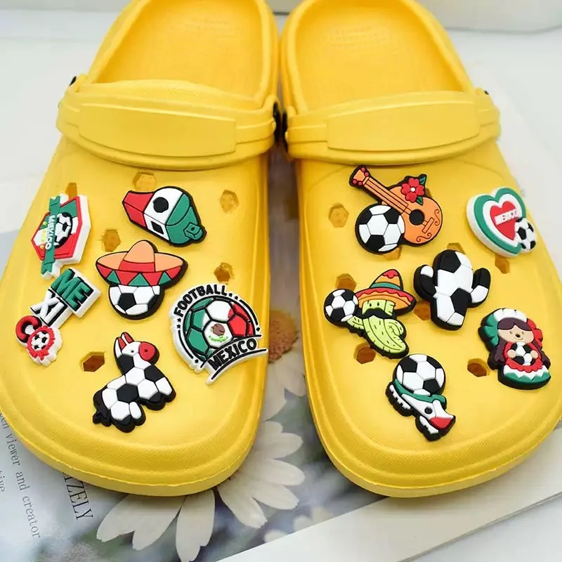 12–100 Stück Fußball-Mexiko-PVC-Schuhanhänger, Dekorationen, Gitarre, Kaktus, Kinder, Sandale, Knopf, passend für beliebte Rucksäcke