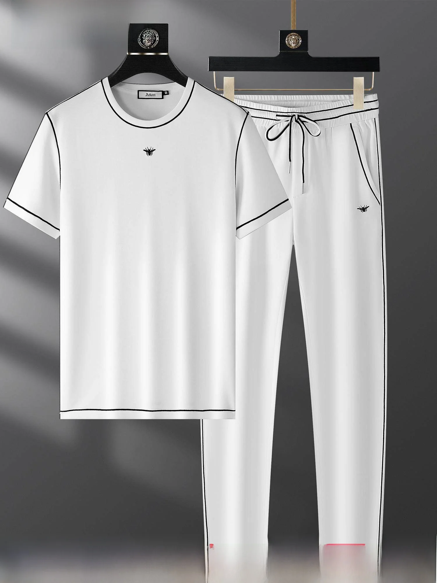 

Мужской спортивный костюм Mod Sportswear с вышивкой: футболка с круглым вырезом и спортивные брюки, летняя коллекция 2025, дизайн в полоску с цветовыми блоками