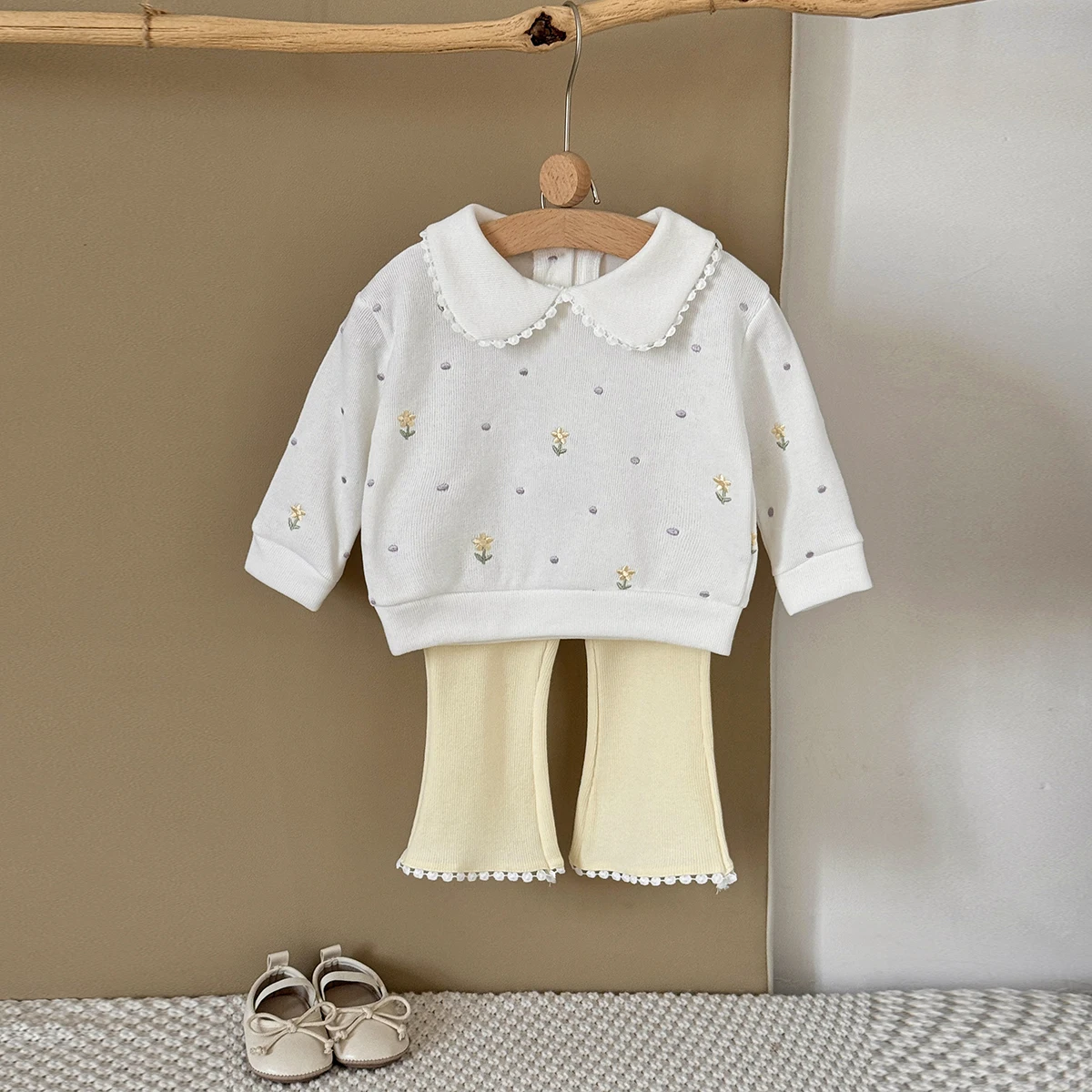 Zestaw ubranek dla dziewczynki 1-3 lata: różowa bluza z kołnierzykiem Piotrusia Pana i spodnie typu flare, z kwiatowym haftem, strój dla maluszka.