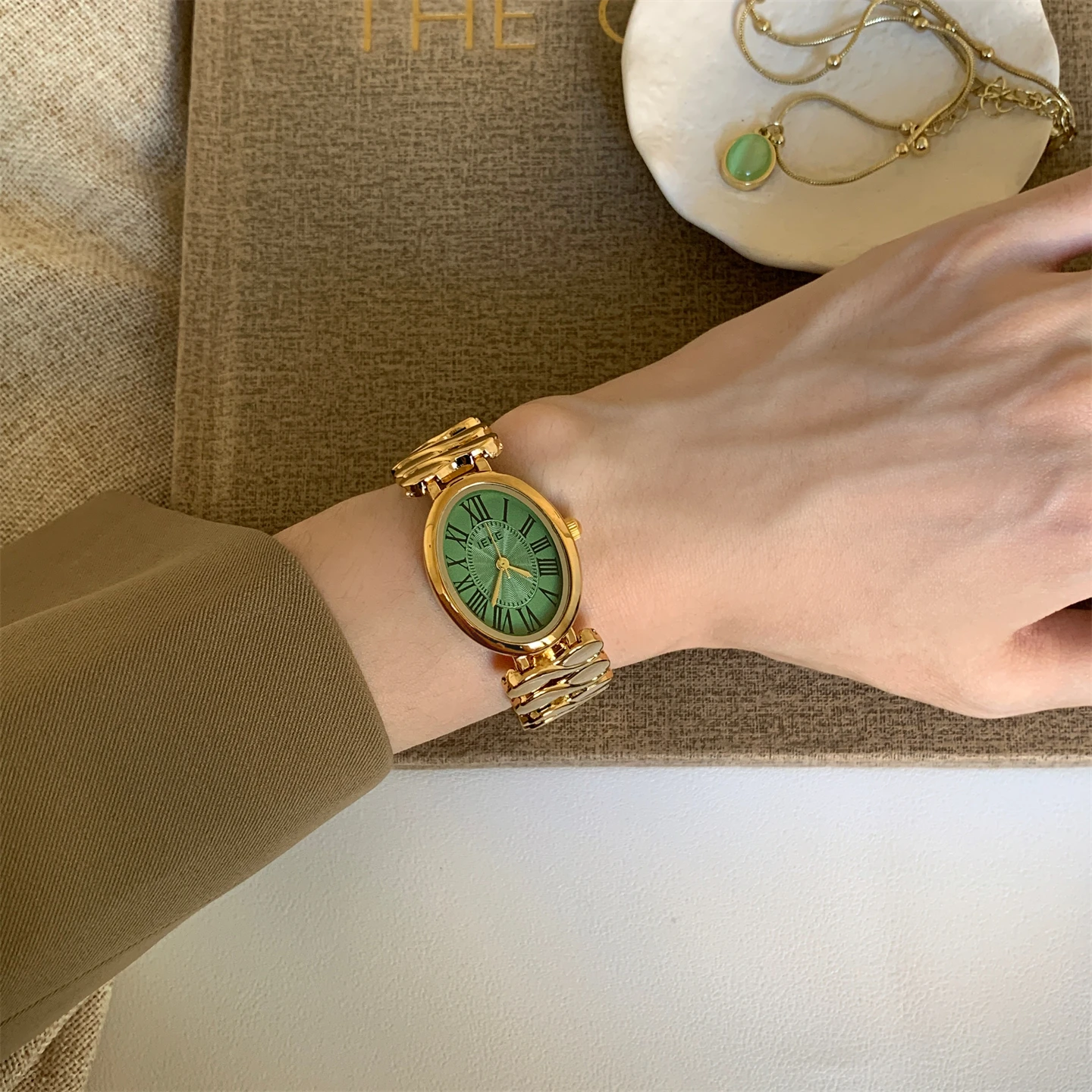 

Medieval 2026 New Metal Roman Dial Watch Women's Light Luxury Retro Ladies Commuter Watch