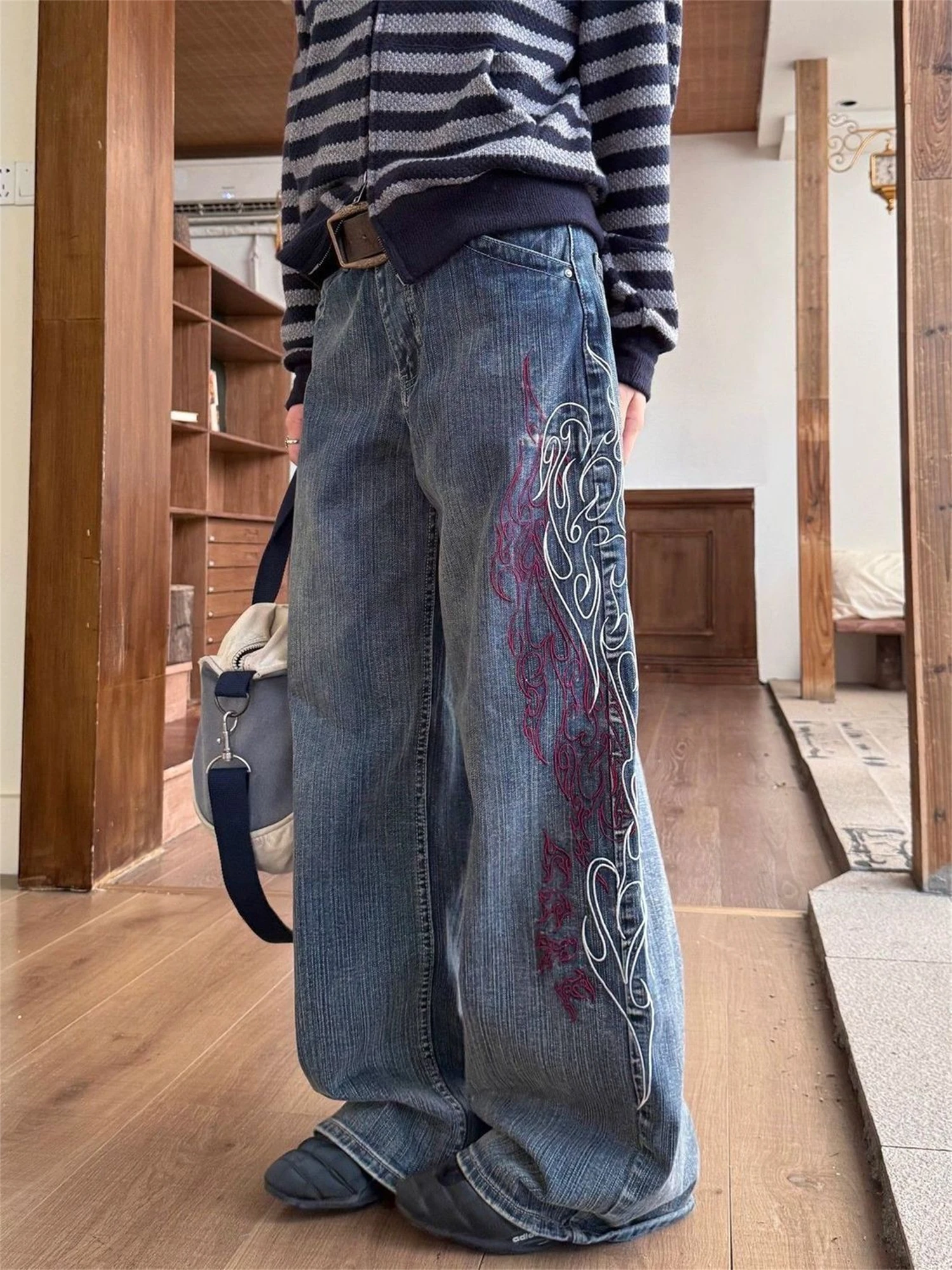 女性のヴィンテージバギーワイドレッグジーンズ Y2K 美的刺繍炎パターンルーズフィットデニムパンツストリートファッションズボン