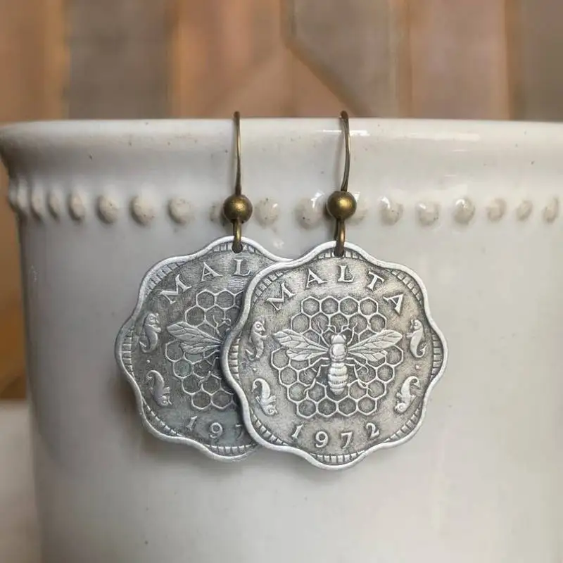 Retro-Style Lace Relief Bee-Shaped Letter Women's Pendant Earrings for Party and Gathering Occasions
