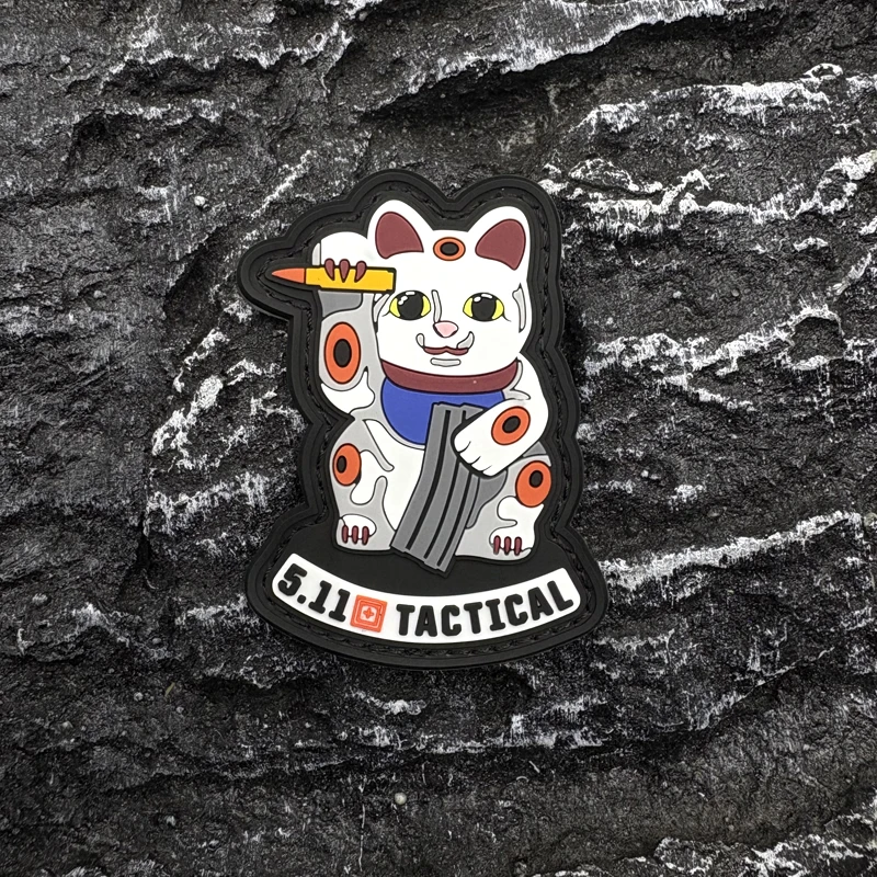 Ein Lucky Cat PVC-Patch-Abzeichen mit Klettverschluss, geeignet zum Dekorieren von Taschen, Rucksäcken, Westen und Kleidung