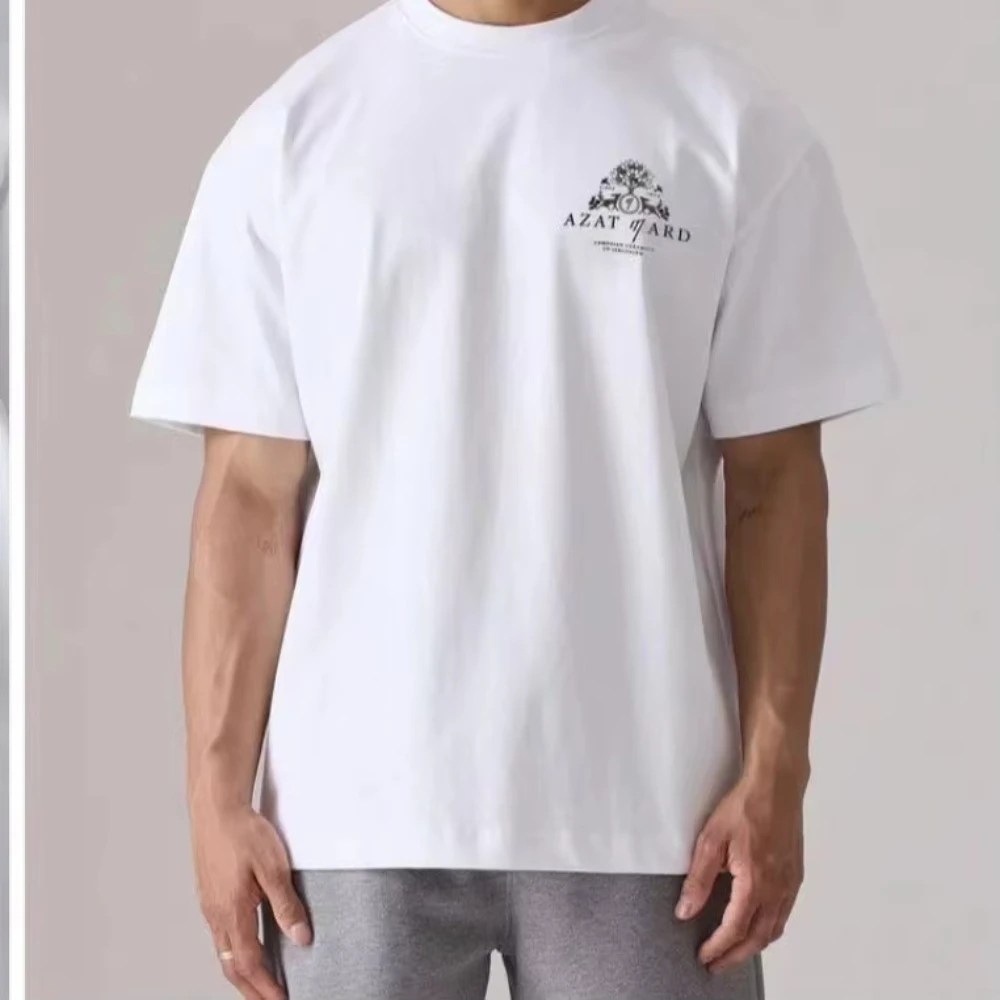 Das neue Kurzarm-T-Shirt im amerikanischen Stil für Herren-Sommer-Freizeitkleidung im Jahr 2025 ist bequem und schlicht