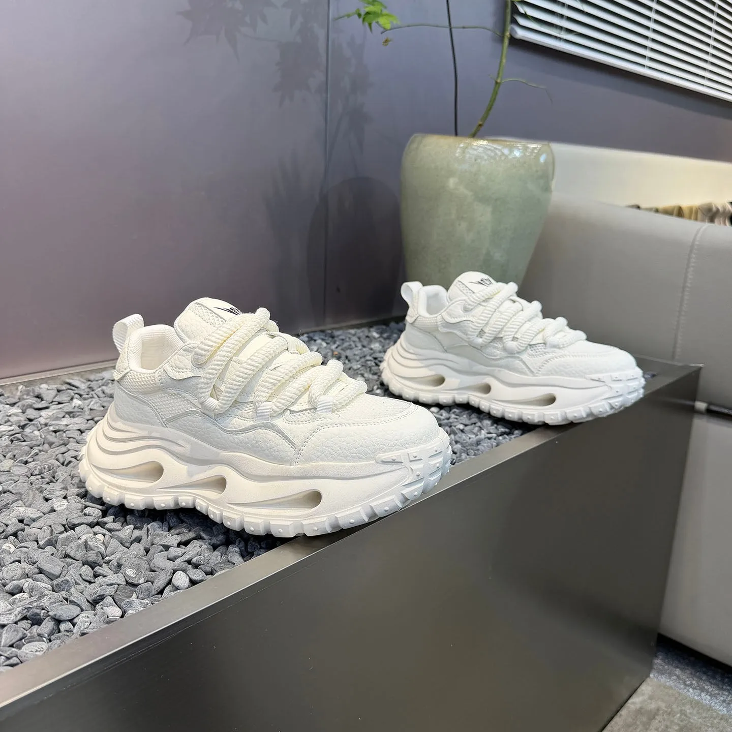 Herren-Sneaker mit dicker Sohle und perforiertem Design, mit dicken Seilschnürsen, Obermaterial aus Mesh-Gewebe und genarbter Textur für Atmungsaktivität und Komfort, dicke Sohle zur Erhöhung der Körpergröße, rutschfestes und verschleißfestes Design mit grobem Zahnmustermuster, trendiger Street-Style, geeignet für verschiedene Alltagstouren, Einkäufe und andere Anlässe. – Detail 13