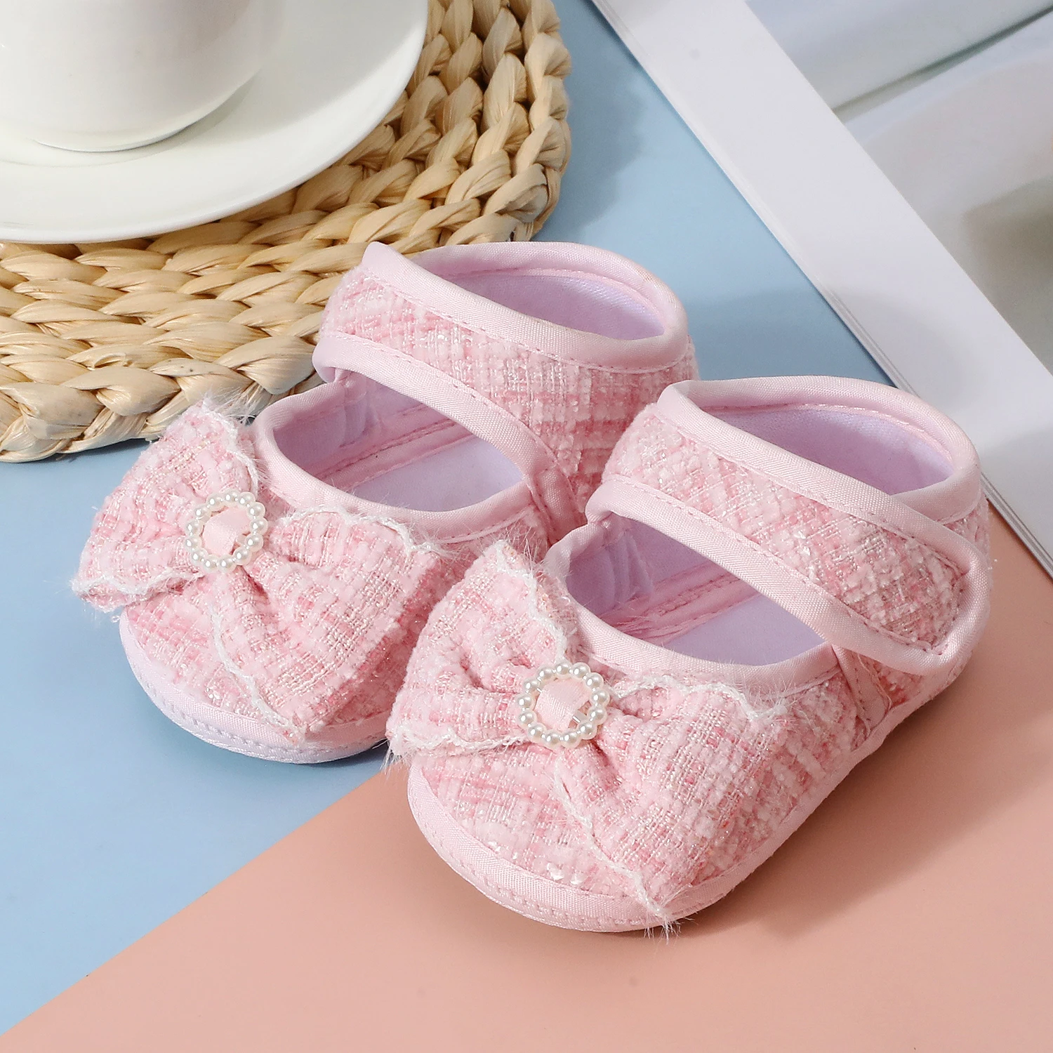 Baby Non-Slip Learning Walking Shoes, Cute Bow Design, Soft Flat Shoes for Infants, Suitable for Indoor Parties and Gatherings.