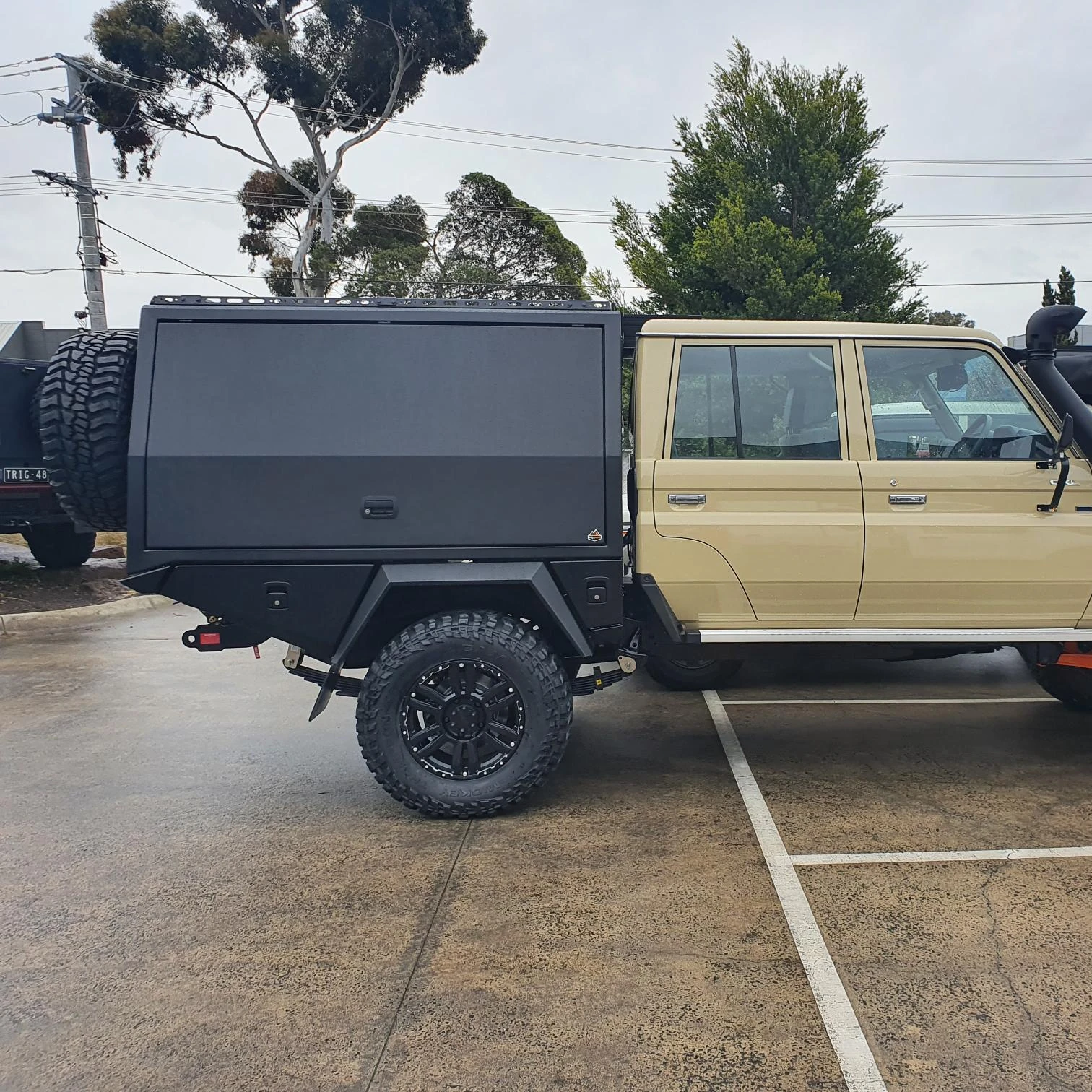 Custom Aluminum Single Dual Cab 4x4 Ute Canopy With Roof Racks And 300mm Extended Chassis For Sale