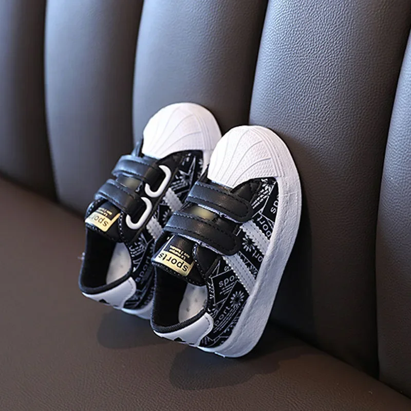 Primavera nuevos zapatos de Skate deportivos de tendencia superior de cuero con estampado de letras para niños y niñas zapatos casuales de tablero pequeños zapatos blancos