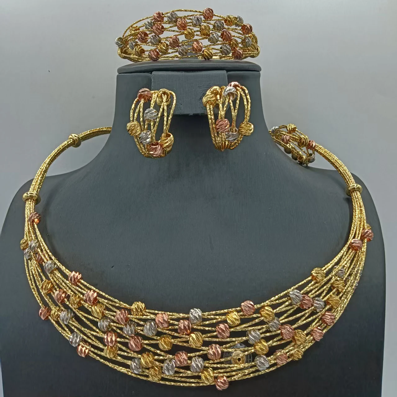 set-di-gioielli-romantici-placcati-in-oro-dubai-con-perline-sfaccettate-laser-tricolore-collana-bracciale-e-orecchini-spessi-per-feste-da-donna