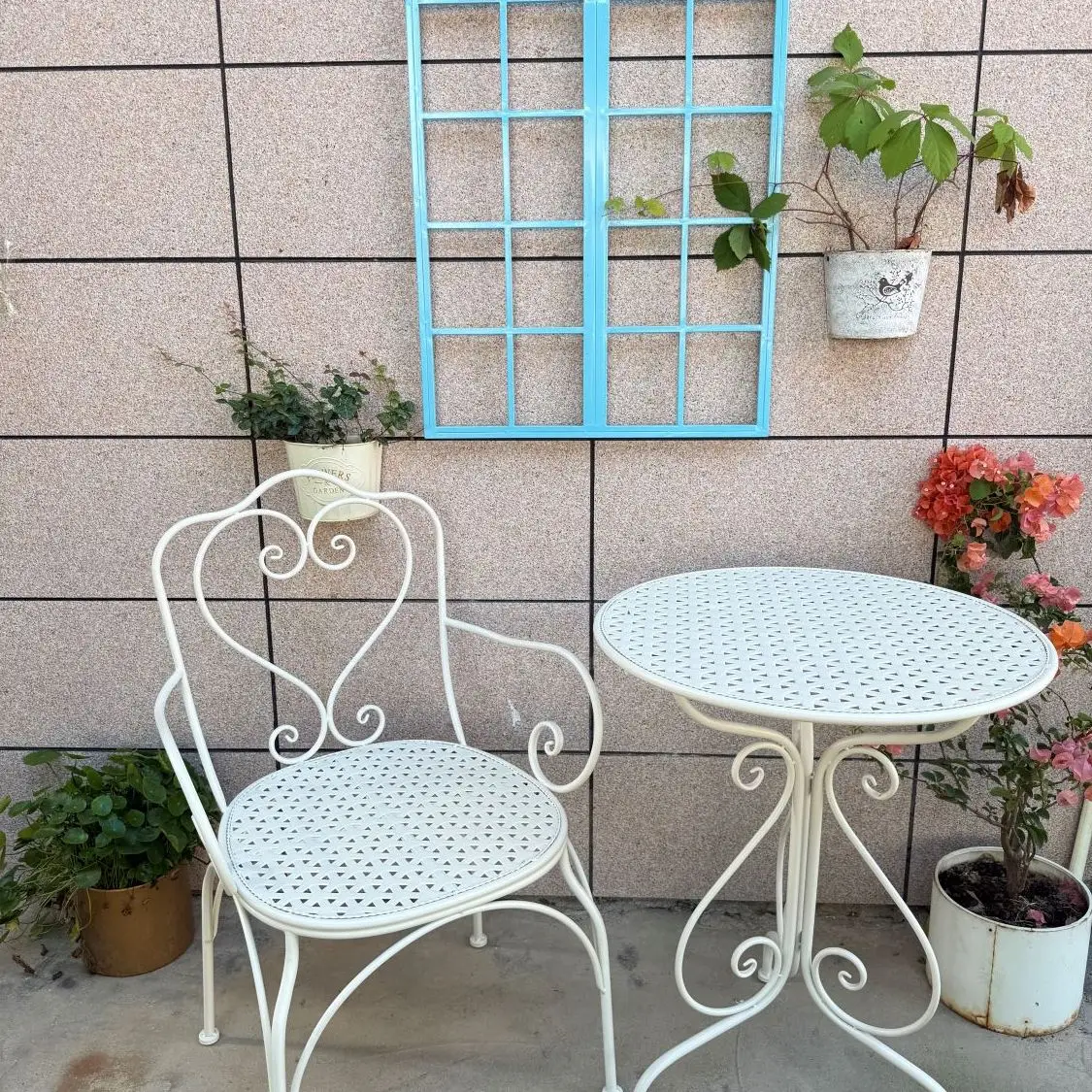 

Garden tables and chairs simple wrought iron balcony three-piece courtyard leisure small coffee table terrace shooting decorativ