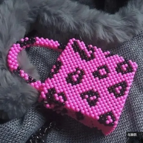 

2024 модная новая сумочка из бисера в стиле ретро с персонализированным леопардовым узором розово-красная женская сумка через плечо ручной работы с отверстиями под заказ