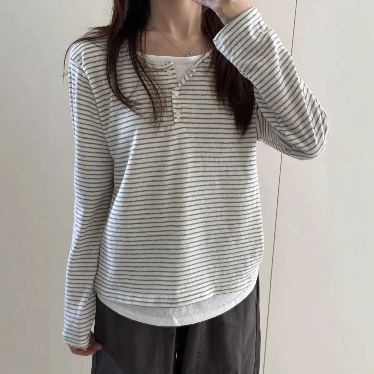 2025 Women's New Striped Fake Two Piece Korean Campus Style Long Sleeved T-shirt Women's INS Super Hot Early Autumn Slimming Top