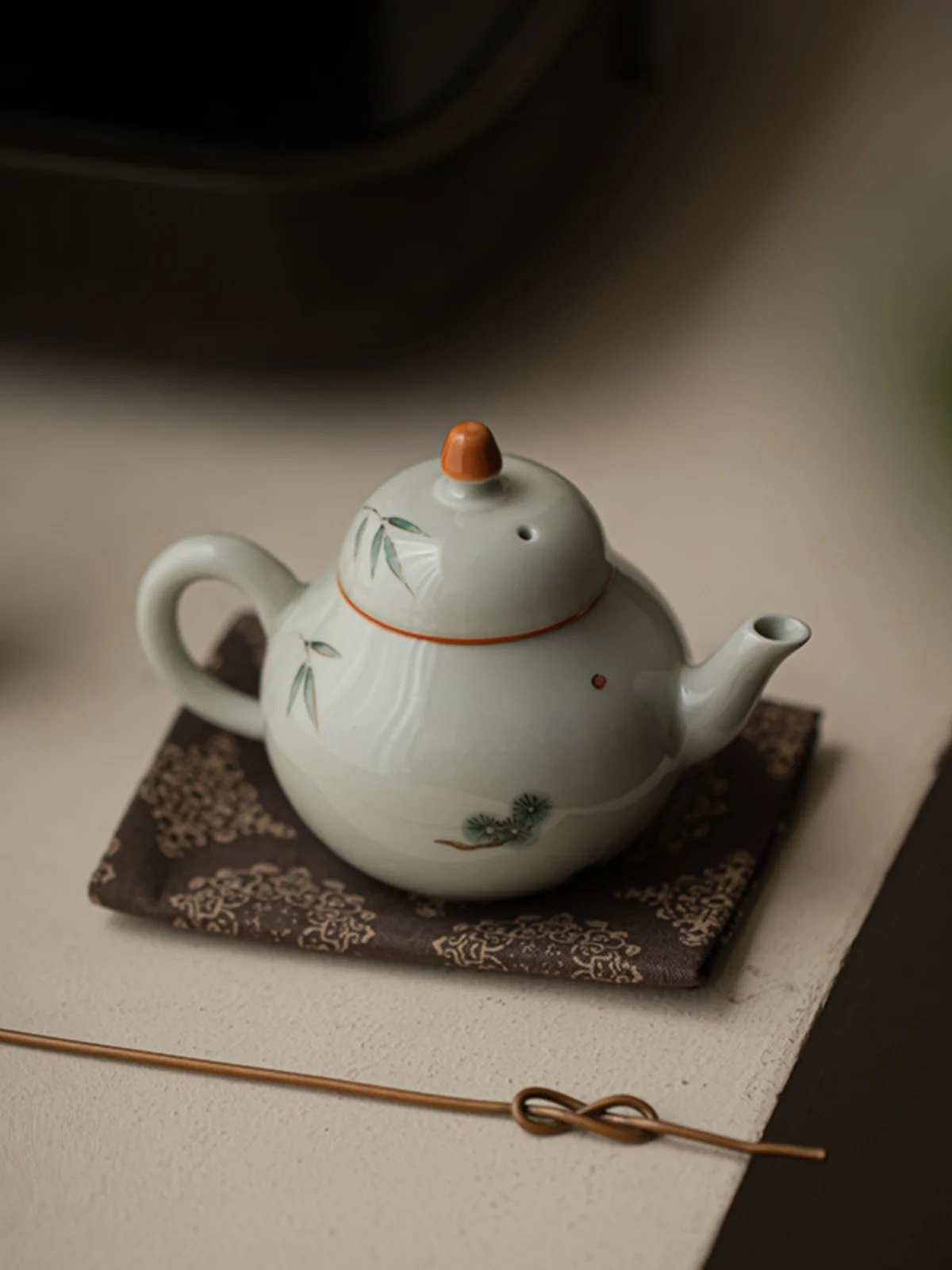 

Mokei Hand-Painted Cerc Tea Pot Secret Blue Glaze Tea Brewing Kettle Ball Hole Filter Handheld Tea Pot for Home Use