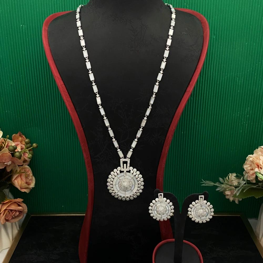 

Женский комплект украшений Falair из меди с платиновым покрытием и цирконами: колье и серьги. Простой, модный, незаменимый элемент для повседневного образа.