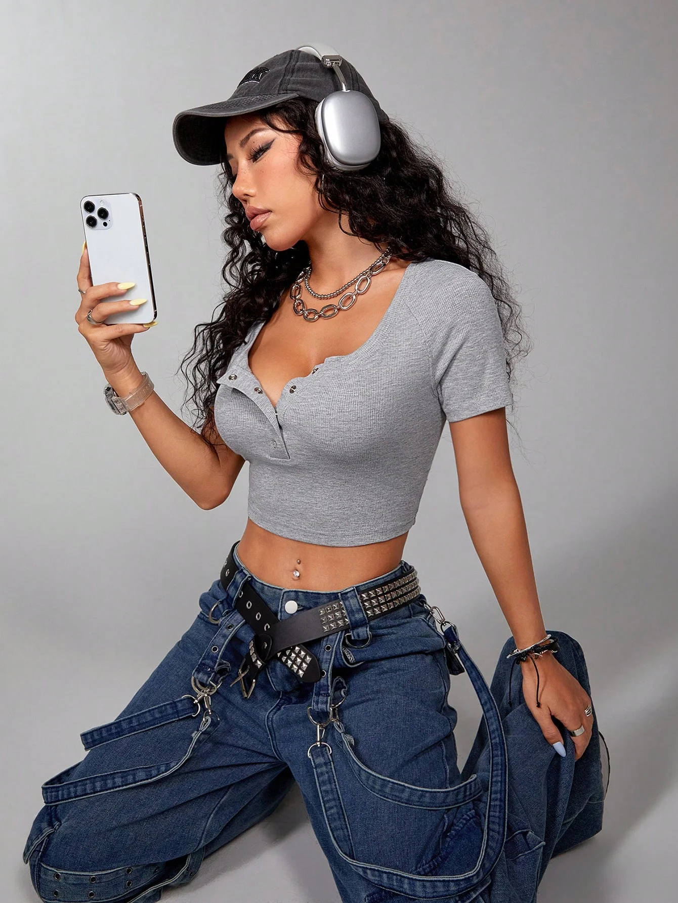 Uma camiseta curta, casual e versátil para mulheres com mangas emendadas e lapela aberta