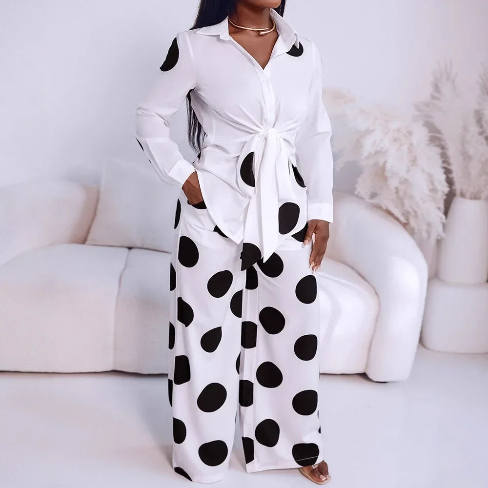 

Комплект из двух предметов: блузка с длинными рукавами и завязками на талии в горошек и широкие брюки