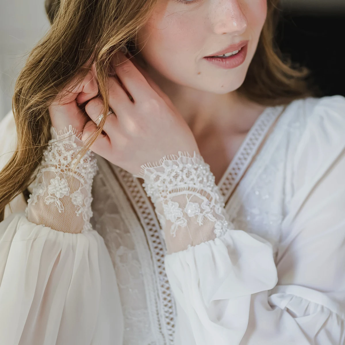 ボヘミアン風レイヤードシフォン水玉チュールAラインブライダルガウンロングビショップスリーブVネックユニークカスタムウェディングドレスレースバックレス