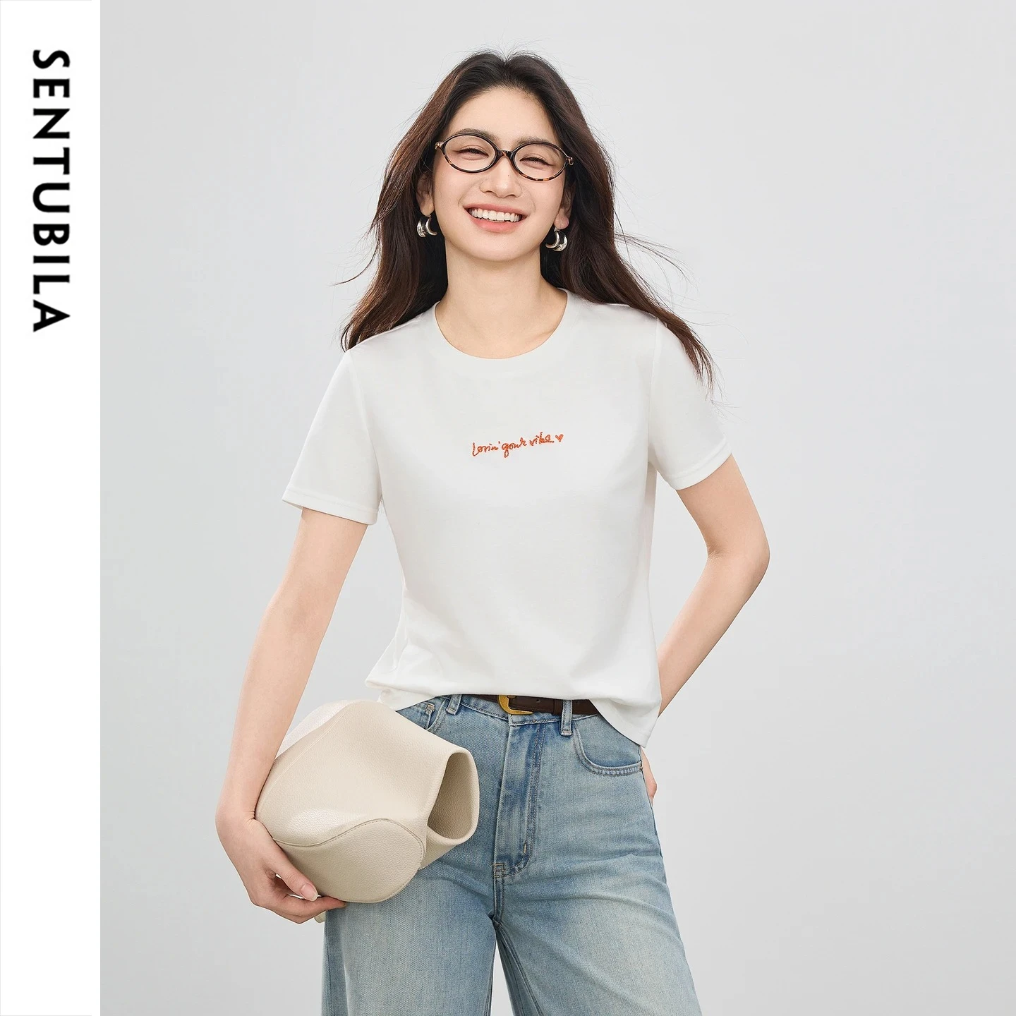 

SENTUBILA Commute Crew Neck Short Sleeve Top Women Summer 2026 White Contrast Letter Embroidered Casual Straight Tee 162TG7237