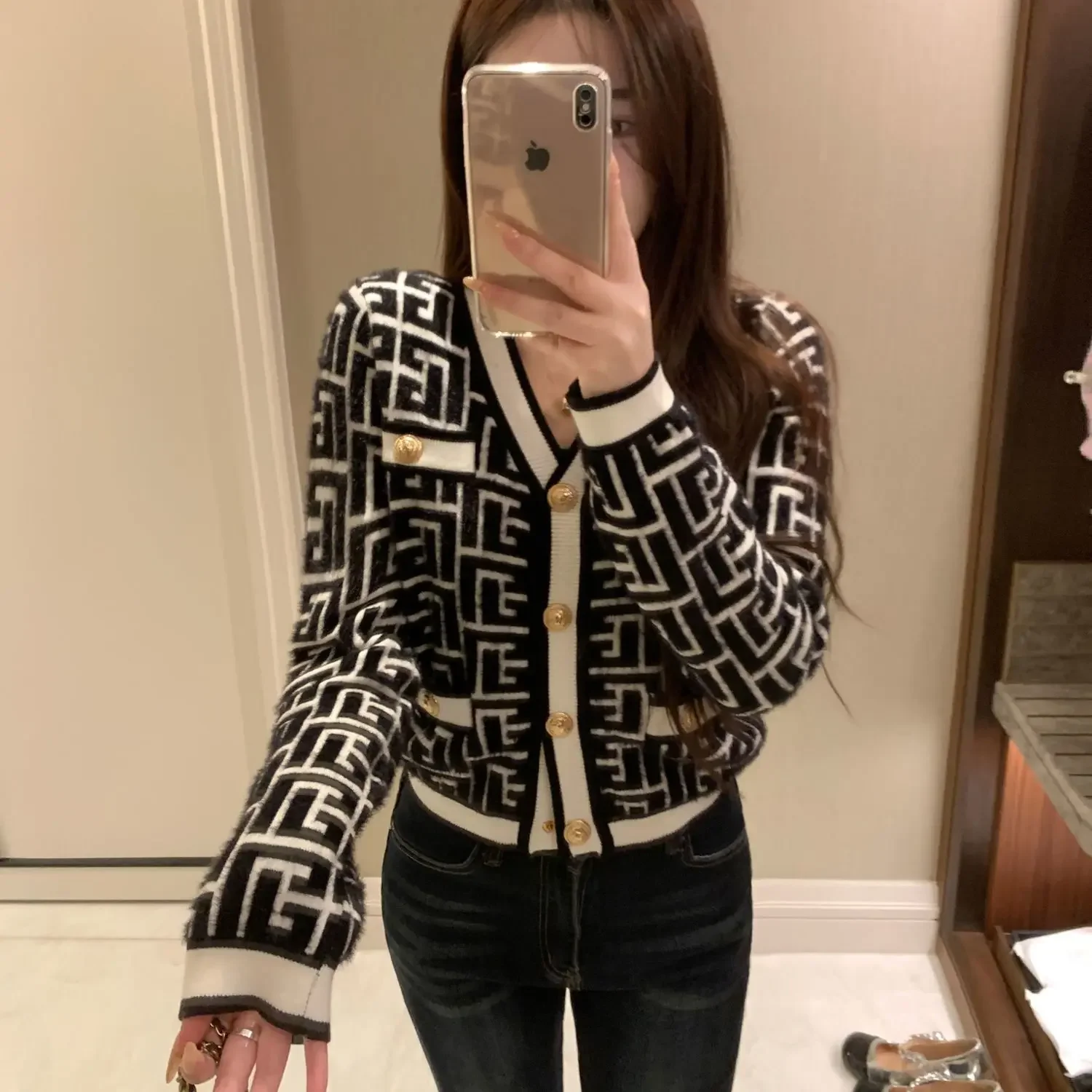 Temperament 2024 New Autumn Winter Knitting Cardigan Coat Women Clothes Geometric Top Tee Ladies Fashion Buttons V-neck Sweater