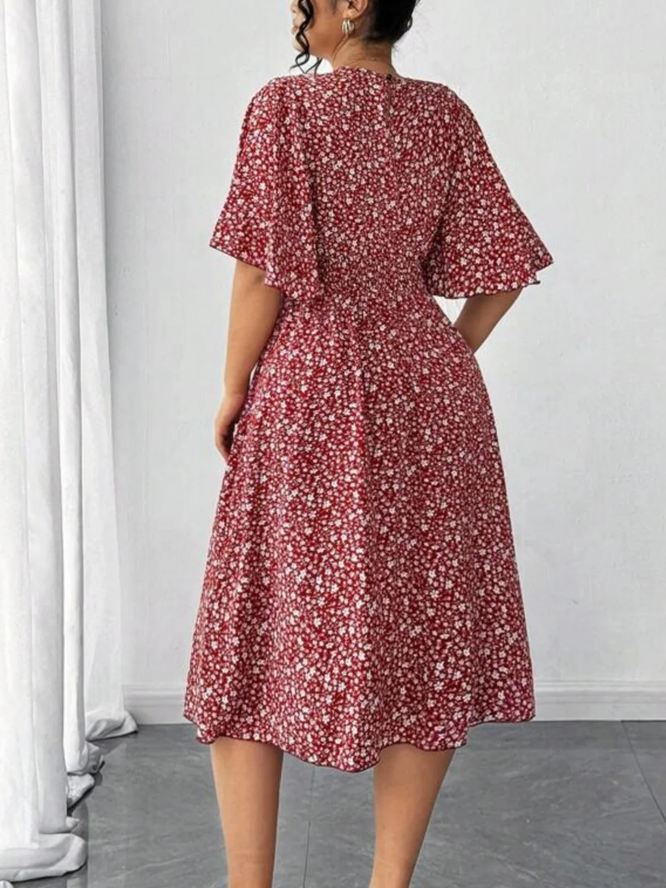 เดรสคอกลมลายดอกไม้พลัสไซส์ผู้หญิง ข้อมือใบบัว เรียวที่เอว เดรสมิดิทรงเอ สวมใส่เรียบหรู