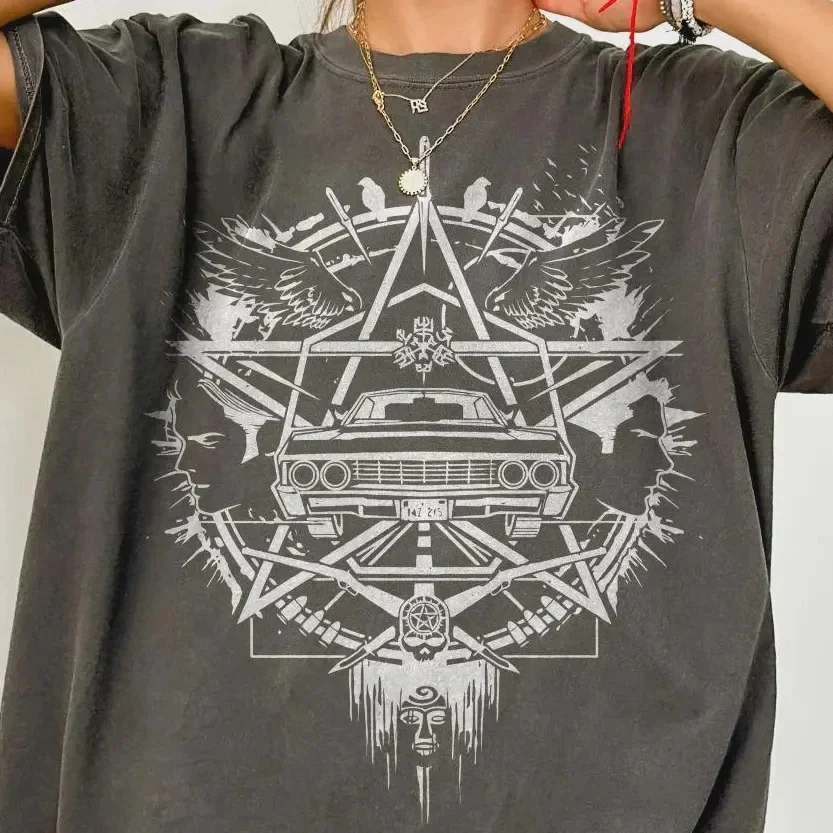 Supernatural Logo T-Shirt, Dean Winchester T-Shirt, Sam Winchester T-Shirt, Winchester Brothers T-Shirt, Sam und Dean T-Shirt – Detail 2
