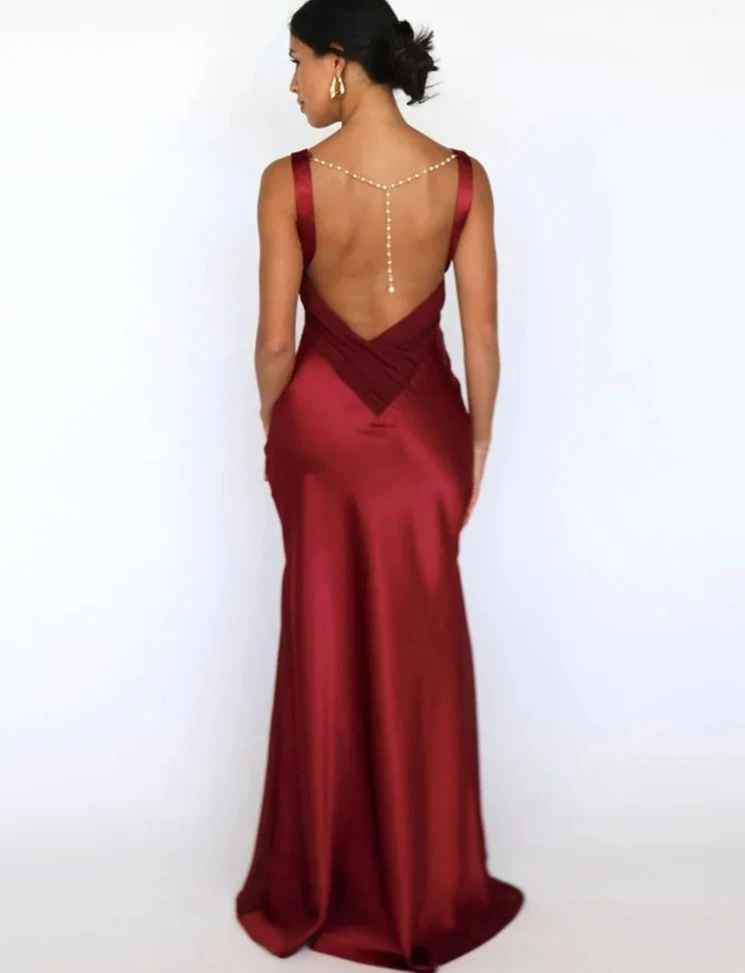 ชุดเดรสยาวผ้าซาตินสำหรับผู้หญิง แขนกุด คอวี แต่งผ้าแบบ Patchwork  รัดรูป  ประดับมุก  โชว์หลัง  ชุดราตรีหรูหราสำหรับงานเลี้ยง