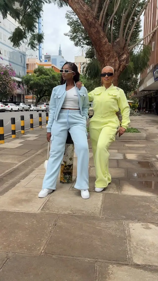 

Однотонные флисовые спортивные костюмы-карго, комплект из 2 предметов, куртки на молнии с длинными рукавами и карманами, топ + свободные прямые брюки, осень-зима 2025 г.