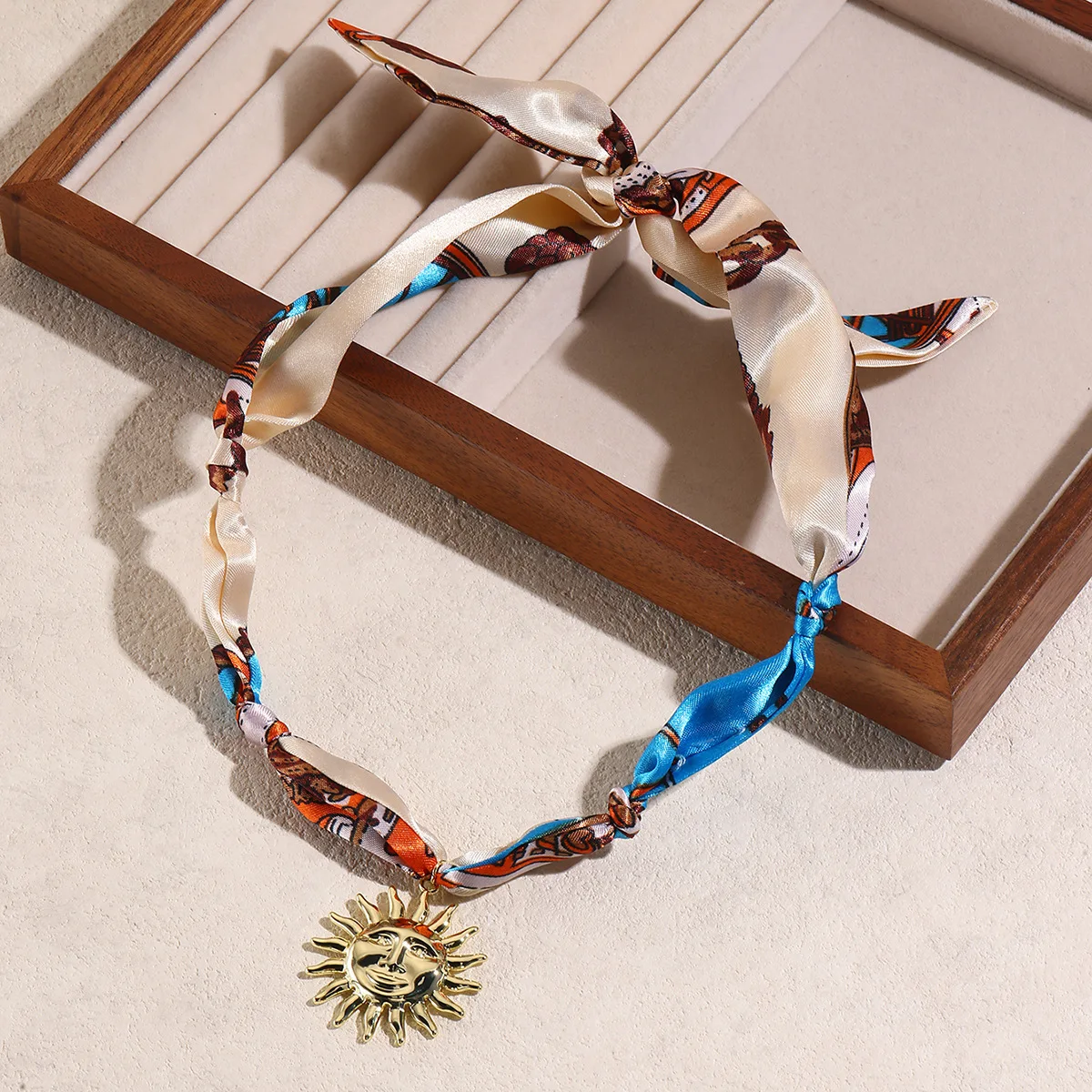 إكسسوار عيد الميلاد النهائي! قلادة وشاح حريري من الدوبامين مع تصميم فيونكة فاخرة، مجوهرات احتفالية ومبهجة للنساء #3