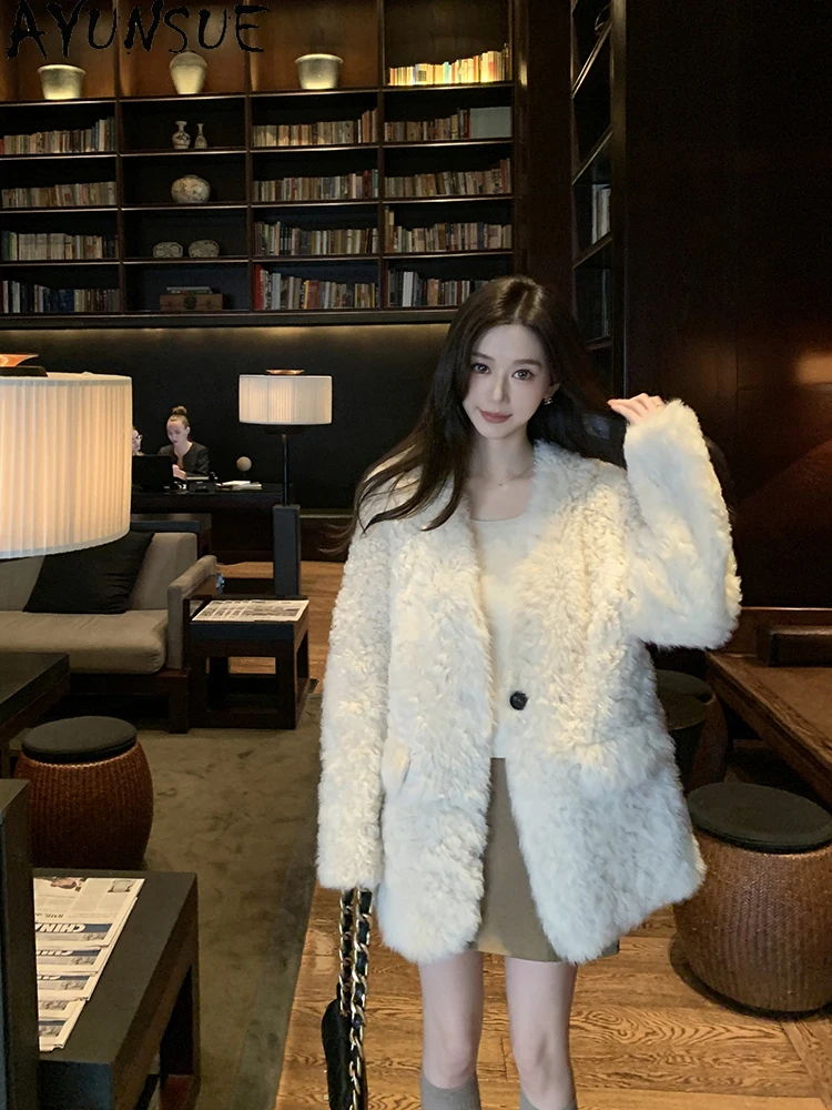 معاطف صوف طبيعي 100% من AYUNSUE للنساء لخريف وشتاء 2025 معطف شيرلينغ طويل فاخر ملابس نسائية برقبة على شكل حرف v كوفتا ميسهوم