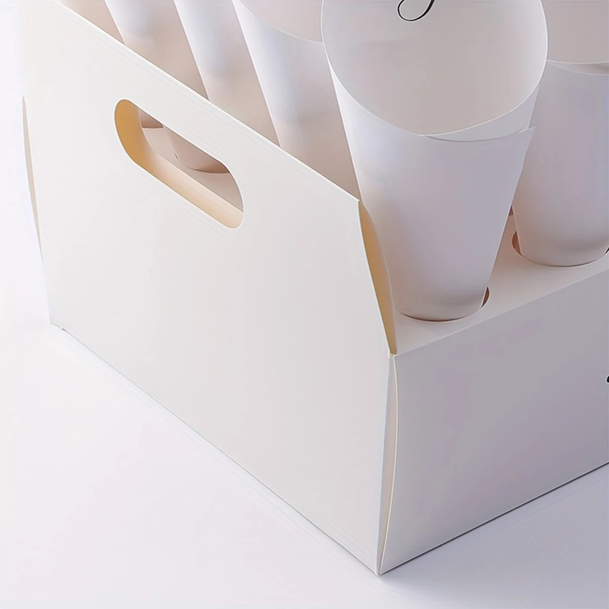 1 قطعة صينية حامل مخروطية بيضاء - تصميم زهور بفتحة 30 فتحة لحفلات الزفاف/حفلات الزفاف، لوازم تغليف الهدايا