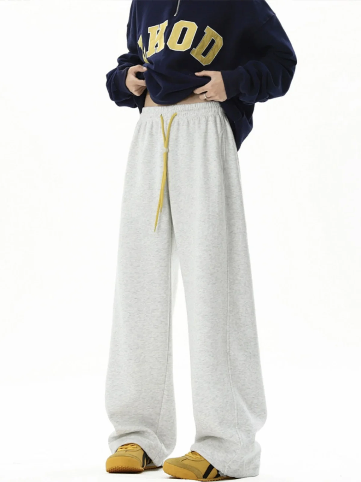 

Светло-серые мужские спортивные брюки в американском стиле, утепленные, с эластичным поясом на шнурке, удлиненные, для осени и зимы