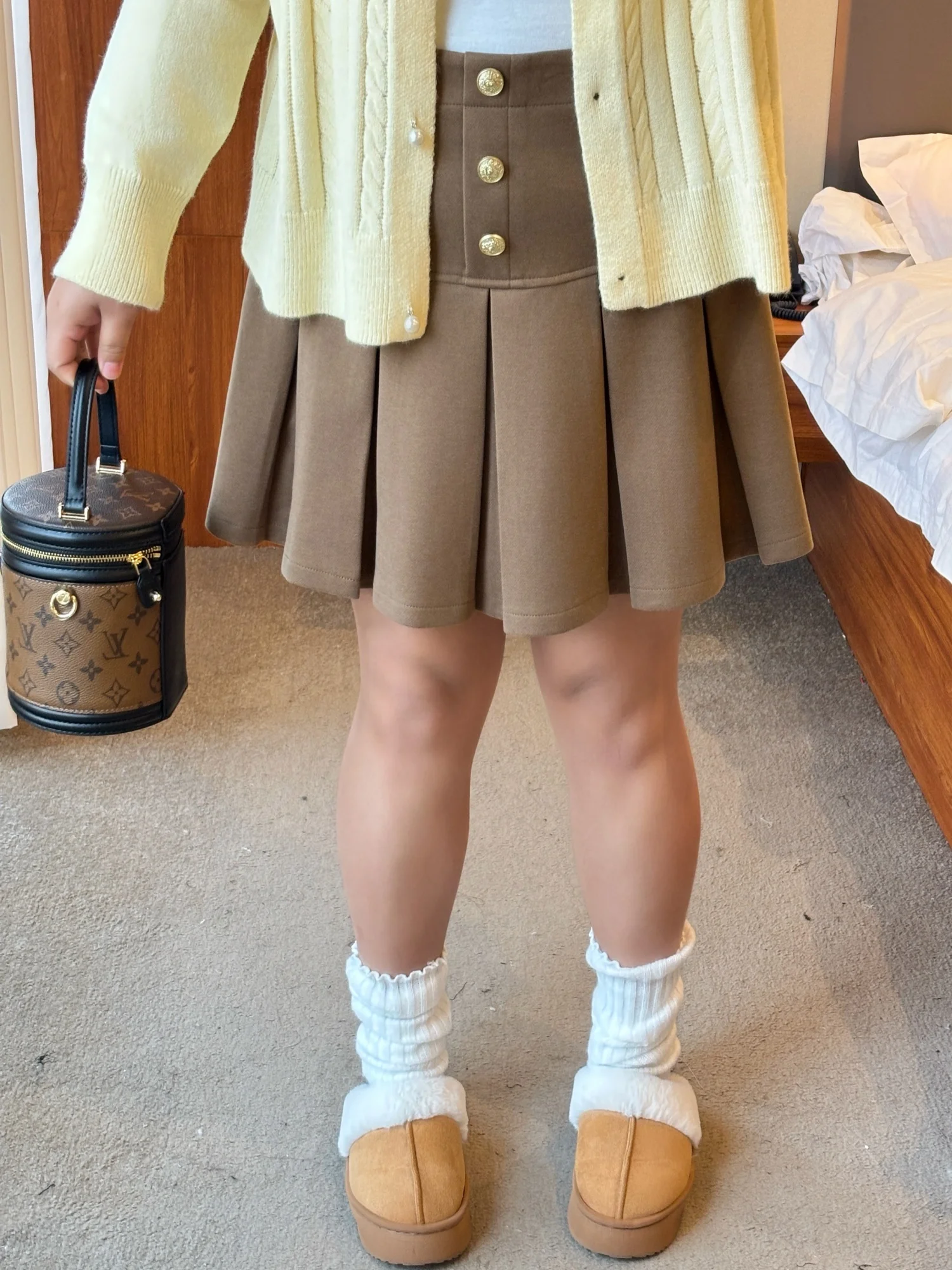 

Fashionable High Waist Pleated Skirt plus Size Winter Casual Short Skirt Hip Concealing Polyester Viscose Spandex Blend Skirt
